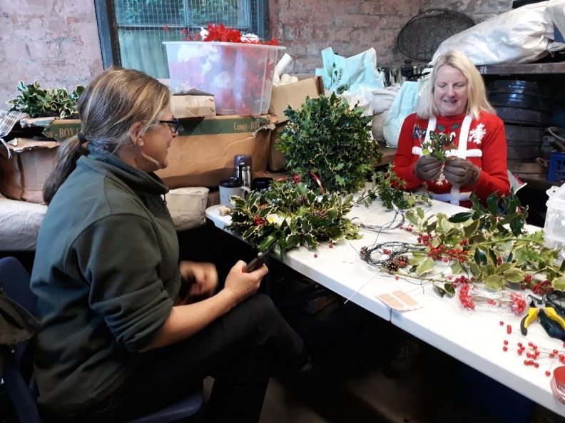 Making more hollyballs &amp; decorating Christmas wreaths 2018