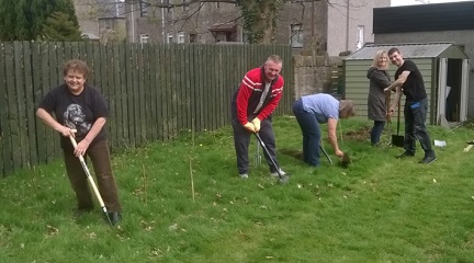 1st Step gardening - 18.04.17 clearing paths 3