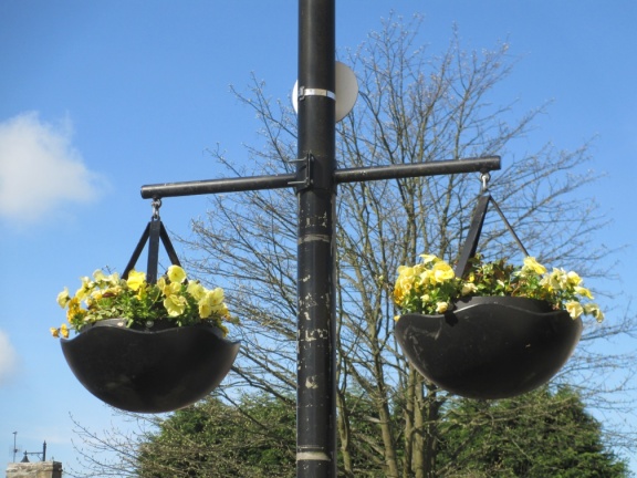 29.04.14 Hanging baskets nr Peter Common's flat TO