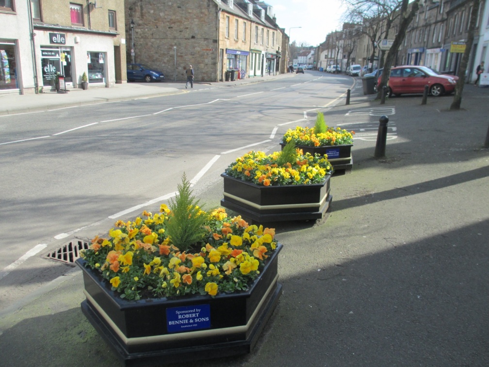 Brae Ct Planters 0414 TO